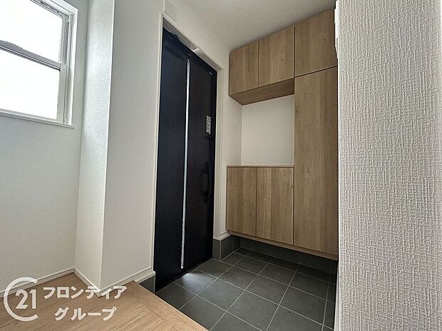 【玄関】玄関ではタイルを採用しており、お掃除楽々！特にお子さまがたくさんの砂を持って帰ってきても安心ですね！
