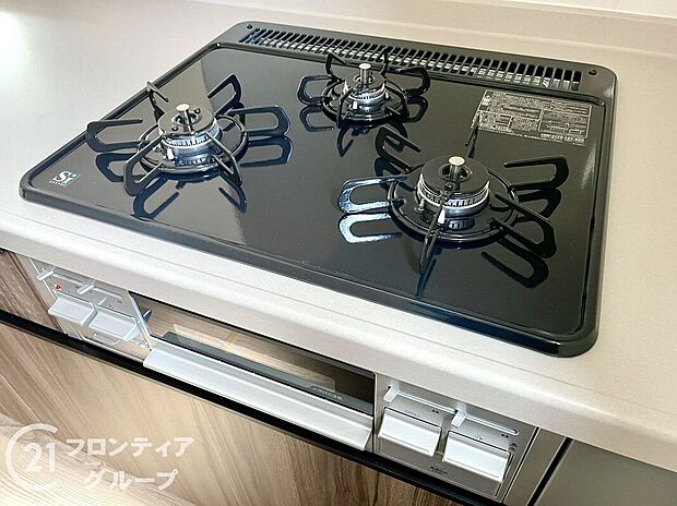 【その他設備】お手入れしやすい３口コンロ！お料理が楽しくなりそうですね