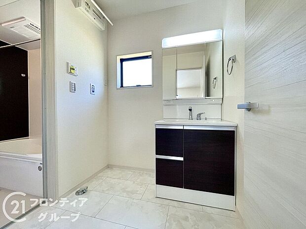 【洗面】曇り止めヒーター付きのミラーキャビネットを採用しております。ミラーの内側がすべて収納スペースになっているので、スタイリング剤や歯ブラシなどの収納に便利ですね。