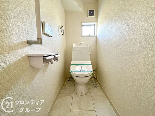 【トイレ】便器にふちがなく、汚れが隠れて見えない部分が極端に少なくなっており、お手入れも楽々！スピーディでパワフルな洗浄力を実現しています！