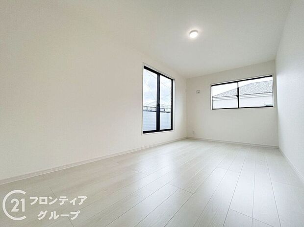 【子供部屋】フローリングのすっきりとした子供部屋は、使いやすさと安全性を両立。家具を配置しやすい形状で、成長に合わせて柔軟に使い方を変えられる空間です。