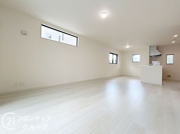 【リビング】リビングのフローリング材には、木目や色調など木材特有の風合いがあり、ナチュラルな美しさで、日々の生活に温もりを与えてくれます。