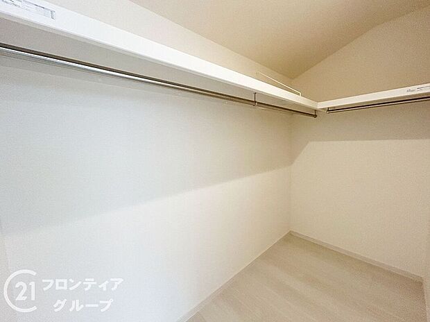 【収納】ウォークインクローゼット完備！スッキリ暮らせる収納力が魅力の室内。日用品から季節物までしっかりと片づけられ、整理整頓が簡単にできます。効率よく生活できるよう工夫された使い勝手の良さが光る空間です。