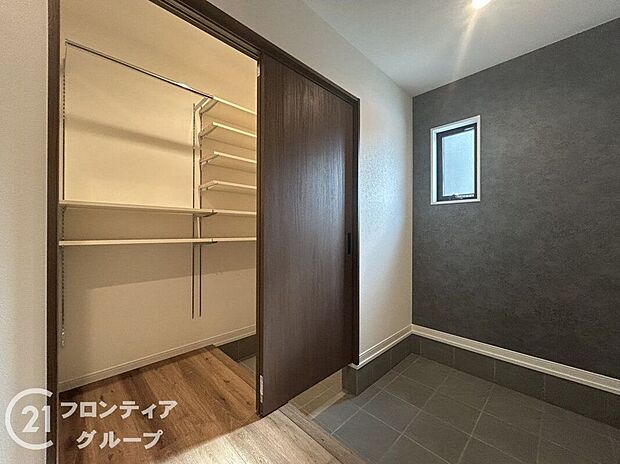 【玄関】【5号地】シューズインクローゼットが玄関土間と繋がっていることで、外から持ち込んだ汚れが室内に入りにくく、便利です。収納力も高く、コートや傘、ベビーカー、アウトドア用品なども収納できます。
