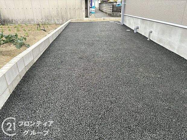 【駐車場】広々としたスペースで車の出し入れがスムーズに行えます。