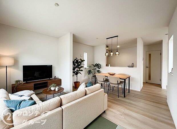 【リビング】【家具入りイメージ画像】フローリングは、日常生活で床材の受ける様々な傷や、温度・湿度変化によるひび割れの発生を大幅に抑える特殊加工を施工済みです!