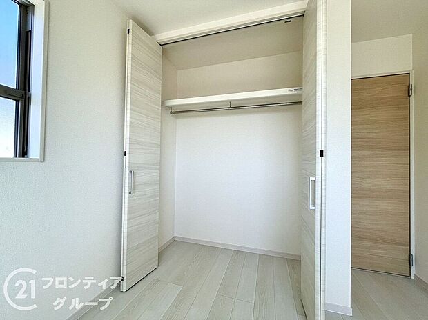 【収納】すっきりと片付けられる便利な収納スペース。衣類や季節用品などを効率よく整理でき、暮らしの快適さがアップします。居室の広さを活かし、ライフスタイルに合わせた使い方ができるのが魅力です。