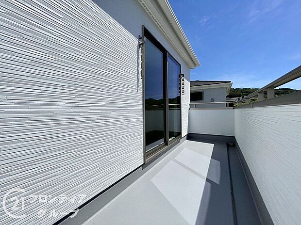 【バルコニー】開放感あふれる広々としたバルコニーは、テーブルやチェアを置いてくつろぎ空間としても活用可能。洗濯物もしっかり干せて、眺望や陽当たりも良好。暮らしにゆとりをプラスする魅力的なスペースです。