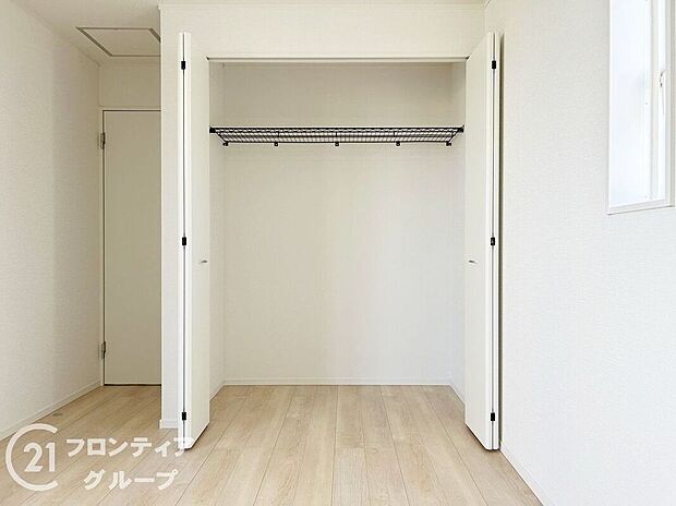 【収納】木目の美しさを際立たせるシンプルデザインのワイドクローゼットはたっぷり収納ができます！