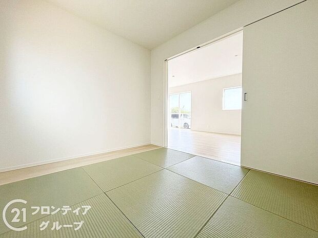 【子供部屋】新しいい草香る畳スペースは、使い方色々！客室やお布団で寝るときにぴったりの空間ですね。