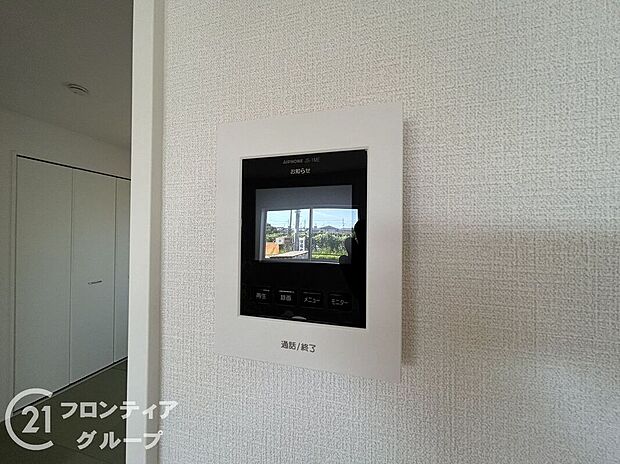 【防犯設備】女性やお子様にも安心のTVモニター付きインターホン！一目で来客を確認できるので、特に小さなお子様をお持ちのご家庭でも安心してお住まい頂ける設備です。