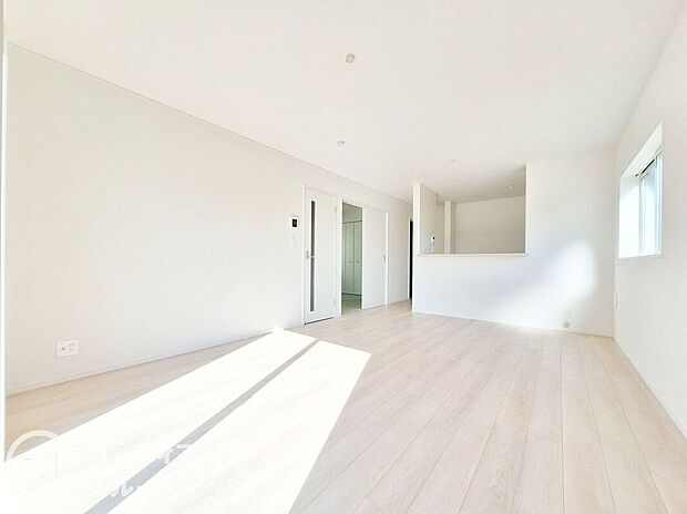 【リビング】開放的なリビングは家族がくつろげるゆったりとした空間。大きな窓からは自然光が降り注ぎ、明るく温かな雰囲気を作り出します。日常の疲れを癒す、心地よい空間が広がっており、リラックスできる時間を提供します。