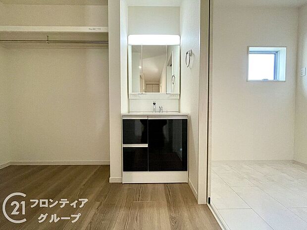 【洗面】曇り止めヒーター付きのミラーキャビネットを採用しております。ミラーの内側がすべて収納スペースになっているので、スタイリング剤や歯ブラシなどの収納に便利ですね。