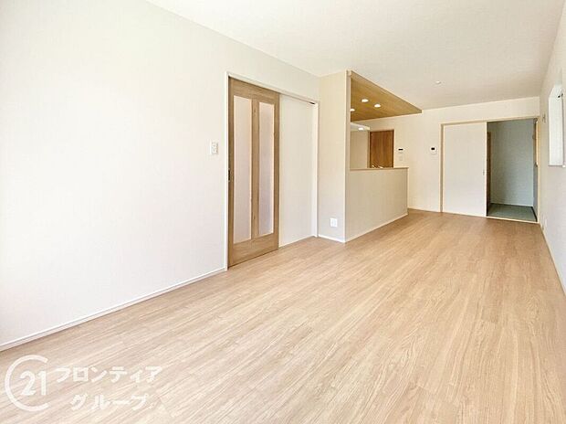 【リビング】シンプルで美しいデザインのリビングは、お好みのインテリアにコーディネイトしやすく、家族がやすらぐ癒しの空間が作れますね。