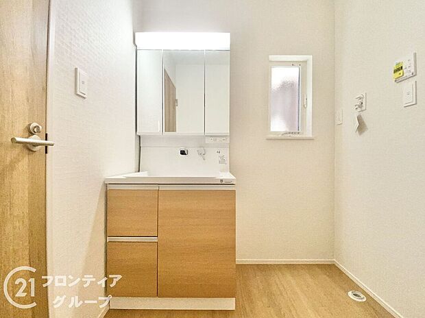 【洗面】小窓付きの洗面室は、毎朝心地よい光を運んでくれるので、すがすがしい気持ちで1日をスタートできます!また、1坪以上の広い空間です!