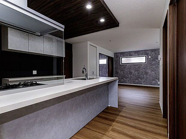 【建物プラン例　（内観写真）】【施工例／キッチン】ゆったりとした広さのあるキッチン。ご夫婦で一緒に並んで洗い物できる大きさです。水栓はデザイン性も高く使い勝手の良いと人気のグースネック型を採用。