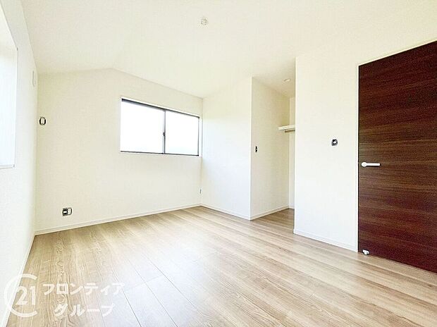 【子供部屋】明るく清潔感のある子供部屋は、木のぬくもりを感じる床材で安心感も◎。勉強や遊びに集中できる落ち着いた空間が、健やかな成長をサポートしてくれます。自然光が差し込み、さらに快適な環境が整っています。