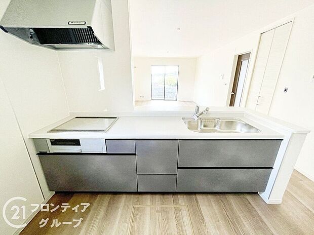 【キッチン】モダンなデザインが特徴のキッチンは、広々としたカウンターと豊富な収納スペースが魅力。毎日の料理が楽しくなるような機能的な空間で、使いやすさと清潔感を兼ね備えています。掃除もしやすく、常に快適です。