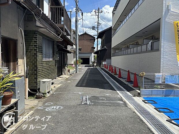 【前面道路含む外観】前面道路は見通しもよく、車の出入りや歩行も安心な住環境。交通量が少なめで静かな住まいをお探しの方にもぴったりです。お子様の通学やお散歩など、暮らしの中で安心を感じられる立地が魅力となっています。