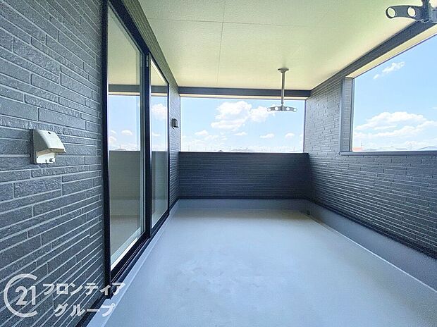 【バルコニー】ゆったりとした広さが魅力の屋根付きバルコニー。家族分の洗濯物や布団を一度に干せるだけでなく、グリーンを置いて趣味空間としても活用できます。日常にリラックスをもたらす気持ちのいい場所です。