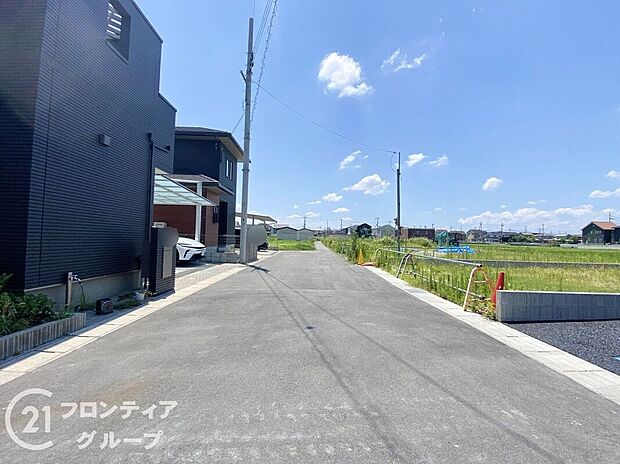 【前面道路含む外観】道幅にゆとりがある前面道路は車の出入りがしやすい環境。住宅街の落ち着いた雰囲気に包まれており、通行量も少なめでお子様のいるご家庭にも安心です。外観との統一感もあり、整った街並みが好印象を与えます。