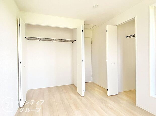 【収納】すっきりと片付けられる便利な収納スペース。衣類や季節用品などを効率よく整理でき、暮らしの快適さがアップします。居室の広さを活かし、ライフスタイルに合わせた使い方ができるのが魅力です。