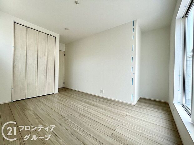 【寝室】落ち着いた色合いとシンプルな内装が魅力の寝室。ゆとりある空間で家具の配置もしやすく、快適な眠りとリラックスタイムを演出します。採光や通風も良好で、一日の疲れを癒す理想のプライベート空間です。