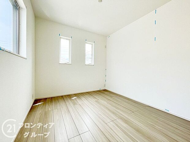 【子供部屋】明るく広々とした子供部屋は、成長に合わせて使い方が広がる柔軟な空間。スペースを有効に活用でき、自由にレイアウトできるため、元気いっぱいに過ごせる、快適で楽しい環境が整い、心地よい日々が待っています。
