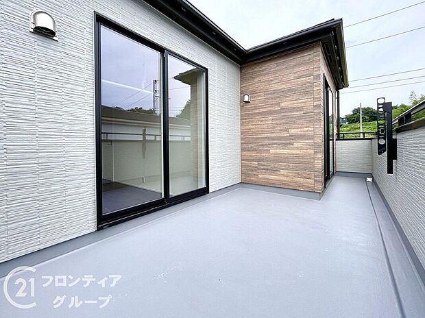 【バルコニー】日当たりの良いバルコニーは、お洗濯が多いときも安心。たくさん干してもカラっと乾きそうです！