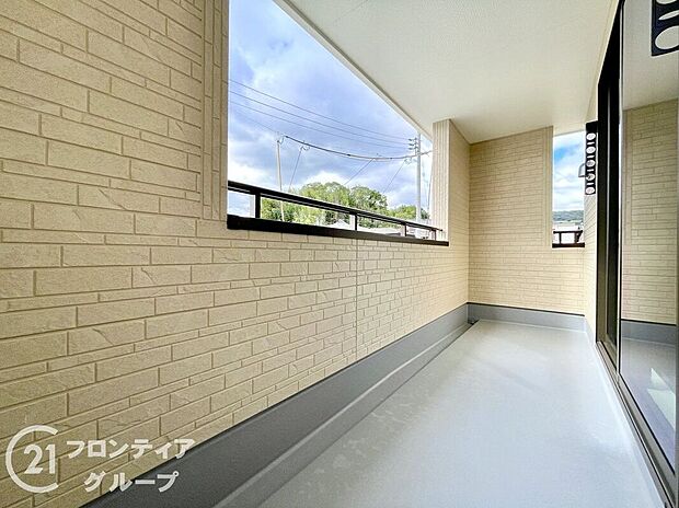 【バルコニー】日当たりの良いバルコニーは、お洗濯が多いときも安心!たくさん干してもカラっと乾きそうです!