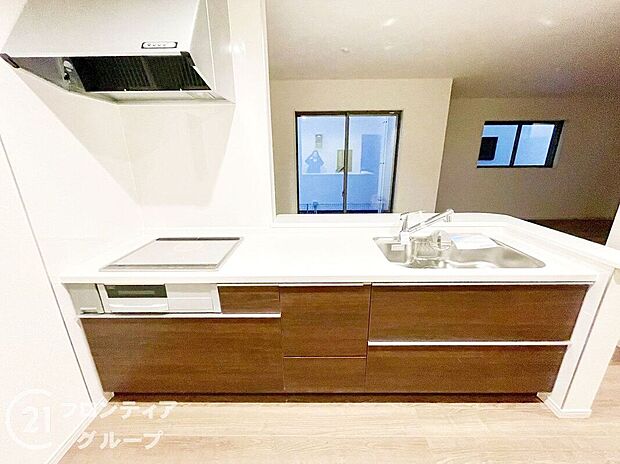 【キッチン】効率的に設計されたキッチンは作業スペースが広く、収納も豊富で使いやすさは◎です。シンプルでありながら機能的なデザインが、毎日の料理を快適にサポートします。掃除もしやすく、清潔感のある空間です。