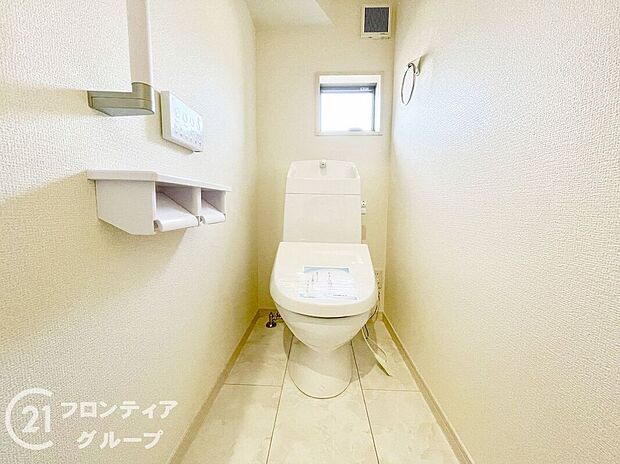 【トイレ】便器にふちがなく、汚れが隠れて見えない部分が極端に少なくなっており、お手入れも楽々!スピーディでパワフルな洗浄力を実現しています!