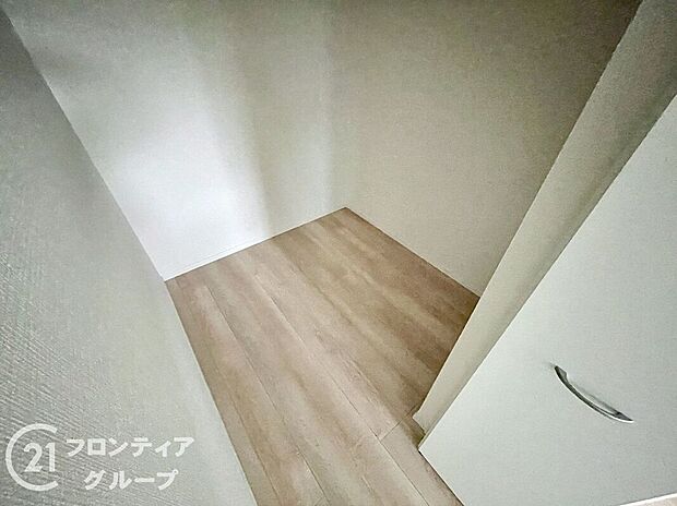 【収納】ウォークインクローゼット完備!スッキリ暮らせる収納力が魅力の室内。日用品から季節物までしっかりと片づけられ、整理整頓が簡単にできます。効率よく生活できるよう工夫された使い勝手の良さが光る空間です。