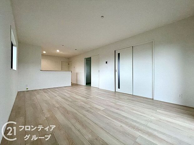 【リビング】フローリングは、日常生活で床材の受ける様々な傷や、温度・湿度変化によるひび割れの発生を大幅に抑える特殊加工を施工済みです!