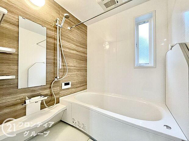 【バス】広々としたバスルームは、リラックスタイムに最適な空間です。明るく清潔感のあるデザインで、機能性も兼ね備えた空間。収納スペースも豊富で、浴槽とシャワーを完備し、家族全員が快適に使用できます。