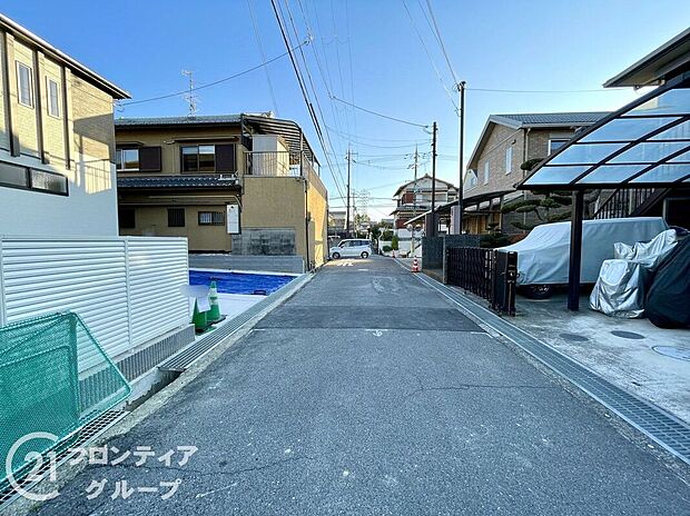 【前面道路含む外観】現地写真更新！現地ご案内とともに住宅ローンのご相談も承ります！実際の道路幅や雰囲気は、ぜひ一緒に現地で確認いたしましょう