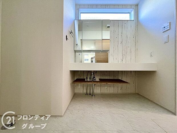 【洗面】小窓付きの洗面室は、毎朝心地よい光を運んでくれるので、すがすがしい気持ちで１日をスタートできます！