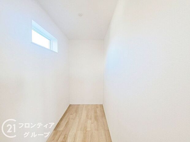 【収納】木目の美しさを際立たせるシンプルデザインのワイドクローゼットはたっぷり収納ができます!