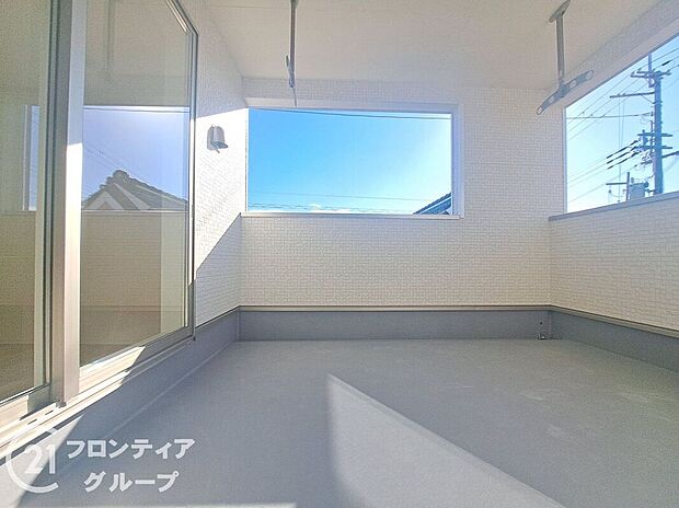 【バルコニー】日当たりの良いバルコニーは、お洗濯が多いときも安心。たくさん干してもカラっと乾きそうです!