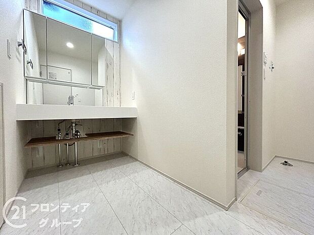 【洗面】小窓付きの洗面室は、毎朝心地よい光を運んでくれるので、すがすがしい気持ちで１日をスタートできます！