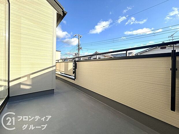 【バルコニー】日当たりの良いバルコニーは、お洗濯が多いときも安心。たくさん干してもカラっと乾きそうです！