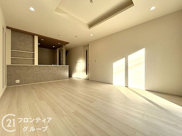 【リビング】天井の中央部分を周囲より一段高くとった折上天井です。開放感があり、部屋が広く感じます！