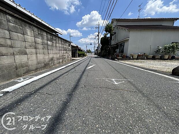 【前面道路含む外観】交通量が少なく、静かな前道で落ち着いた生活を提供します。広い道路で、駐車も楽々できる便利な立地です。