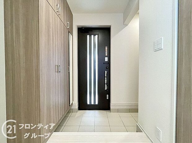 【玄関】素敵なデザインの玄関ドアは、断熱性に優れた省エネ仕様