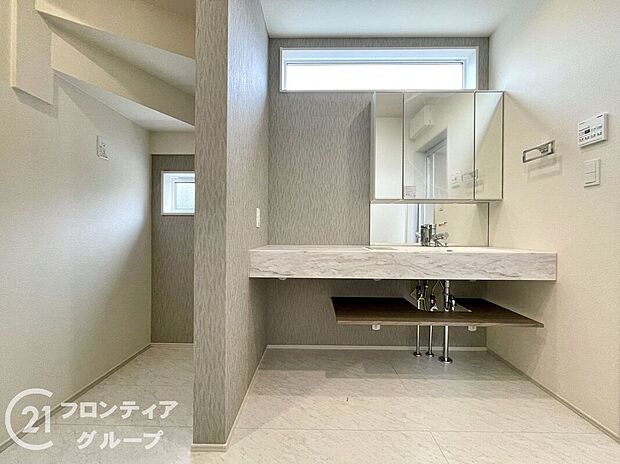 【洗面】小窓付きの洗面室は、毎朝心地よい光を運んでくれるので、すがすがしい気持ちで１日をスタートできます！