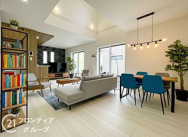 【リビング】【家具入りイメージ画像】LDKには大きな窓からたくさんの光が入り、明るく、開放的な空間を演出してくれます。お友達が遊びに来た時も自慢のリビングになりますね！