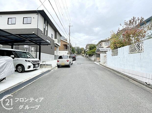 【前面道路含む外観】前道が整備されており、快適なアクセスを実現します。交通量の少ない環境で、静かに暮らせる住まいです。