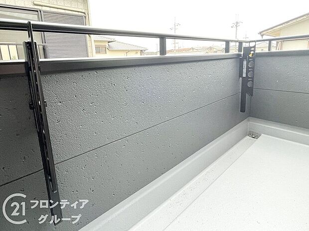 【バルコニー】日当たりの良いバルコニーは、お洗濯が多いときも安心!たくさん干してもカラっと乾きそうです!