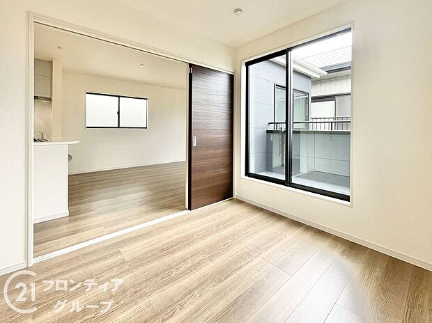 【子供部屋】自然光が心地よく差し込む子供部屋は、勉強や遊びに最適な落ち着いた雰囲気。シンプルな設計で家具配置もしやすく、成長に合わせて自由に使える使い勝手の良い一室です。