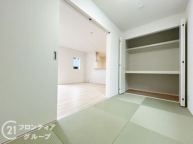 【子供部屋】明るい日差しが差し込む子供部屋は、遊びや学習など多目的に使える快適空間。成長に合わせて自由にレイアウトでき、家族のライフスタイルに柔軟に対応できる魅力的な一部屋です。